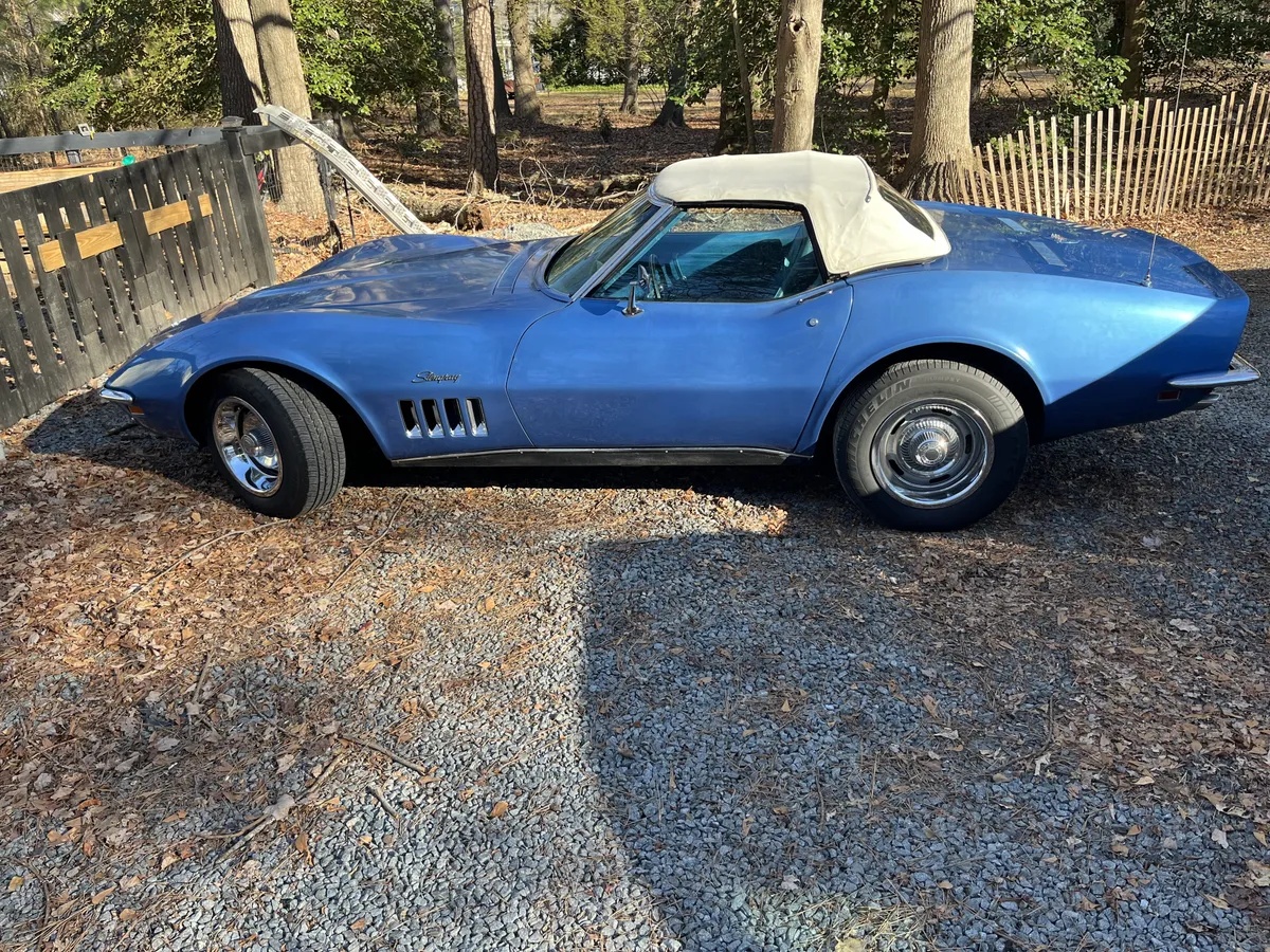 Chevrolet-Corvette-1969-Lemans-Blue-White-Conv.-Top-Bright-Blue