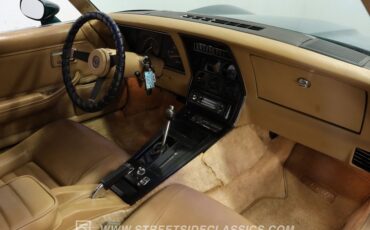 Chevrolet-Corvette-1982-Green-Tan-17