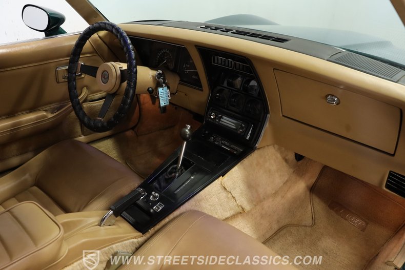 Chevrolet-Corvette-1982-Green-Tan-17