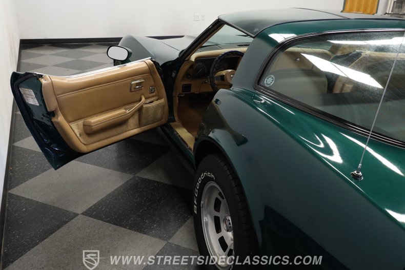 Chevrolet-Corvette-1982-Green-Tan-32
