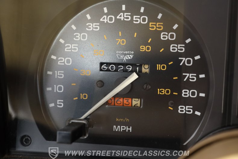 Chevrolet-Corvette-1982-Green-Tan-35