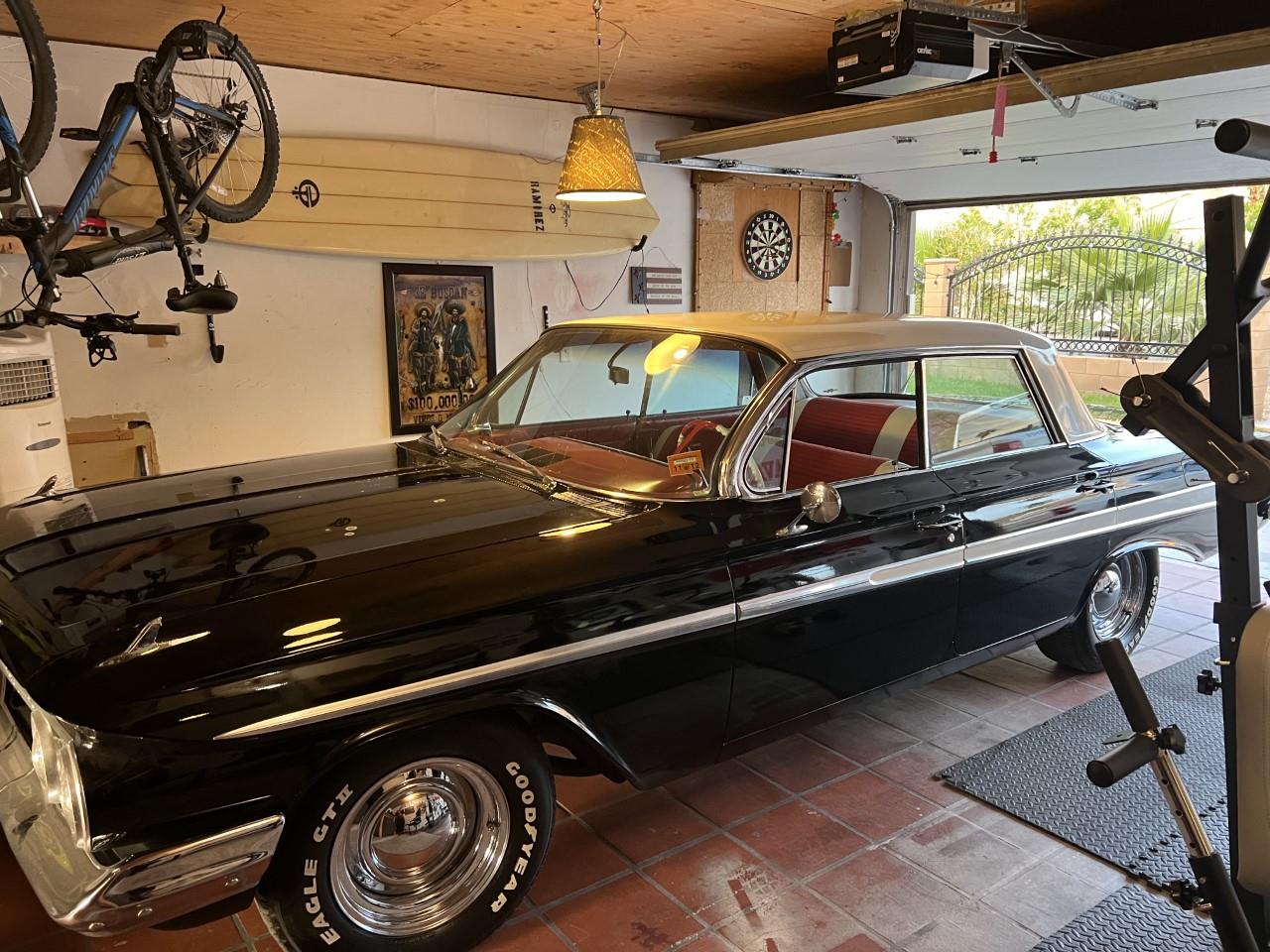 Chevrolet-Impala-1961-blackwhite-redwhite
