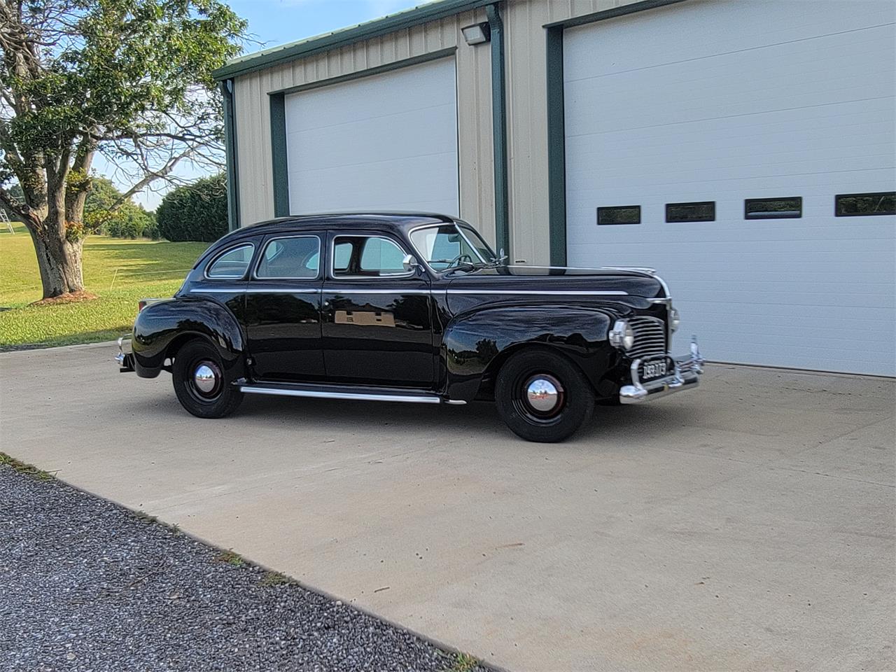 Dodge-4-dr-sedan-1941-Black-Brown