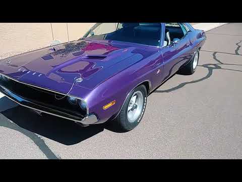 Dodge-Challenger-rt-1970-Plum-Crazy-Purple-Black