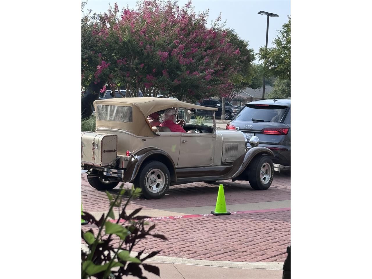 Ford-2-dr-sedan-1929-Tan-Tan