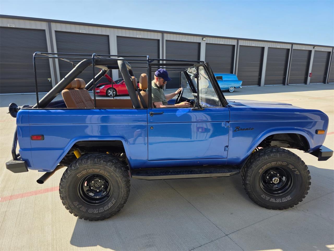Ford-Bronco-1970-Blue-Tan