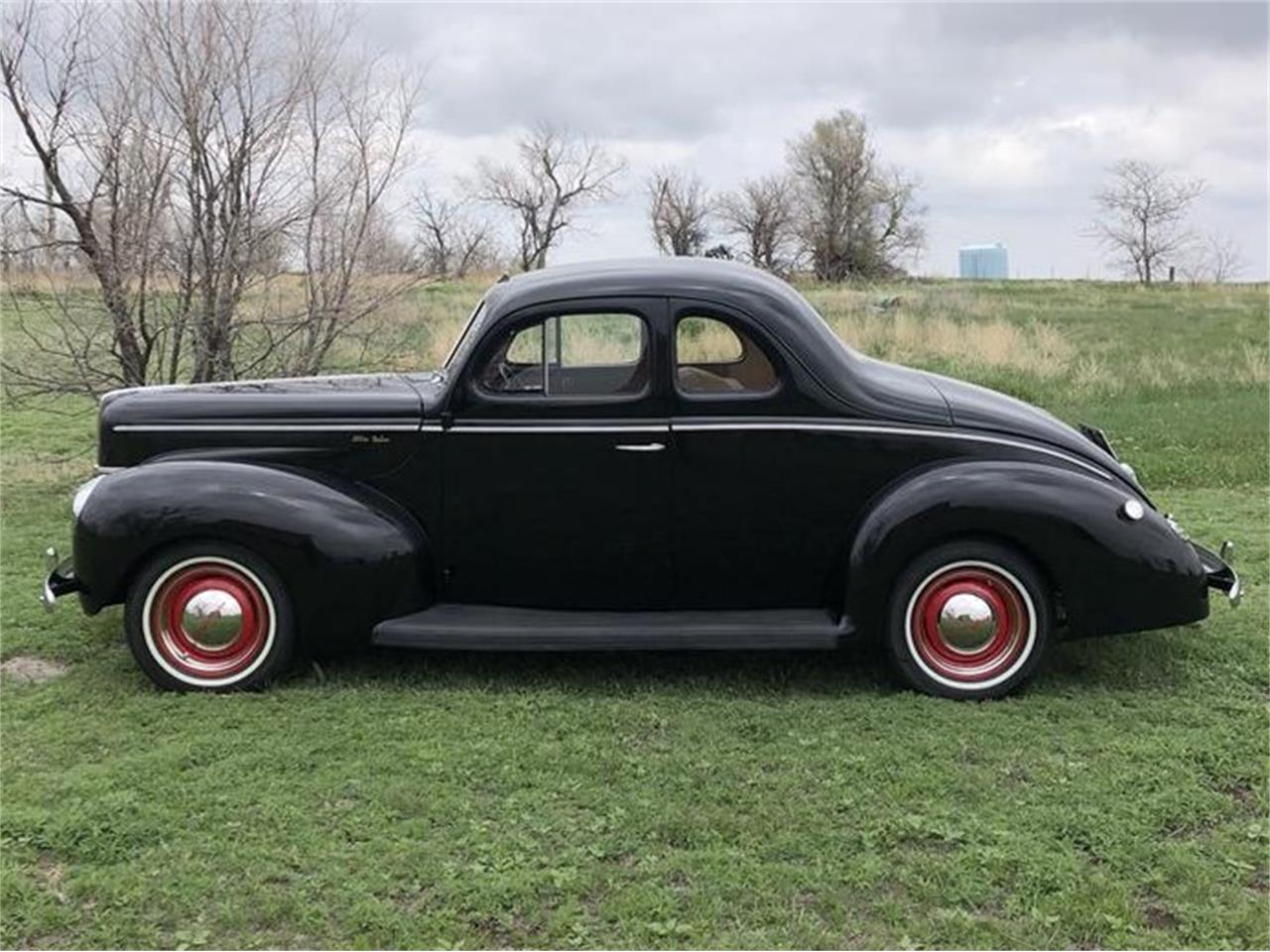 Ford-Coupe-1940-Black-Maroontan