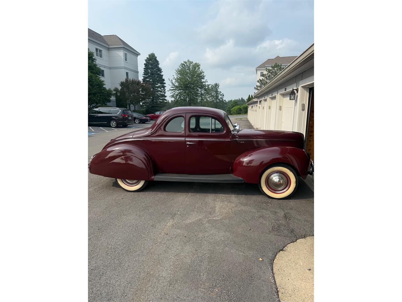 Ford-Coupe-1940-Burgundy-Beige