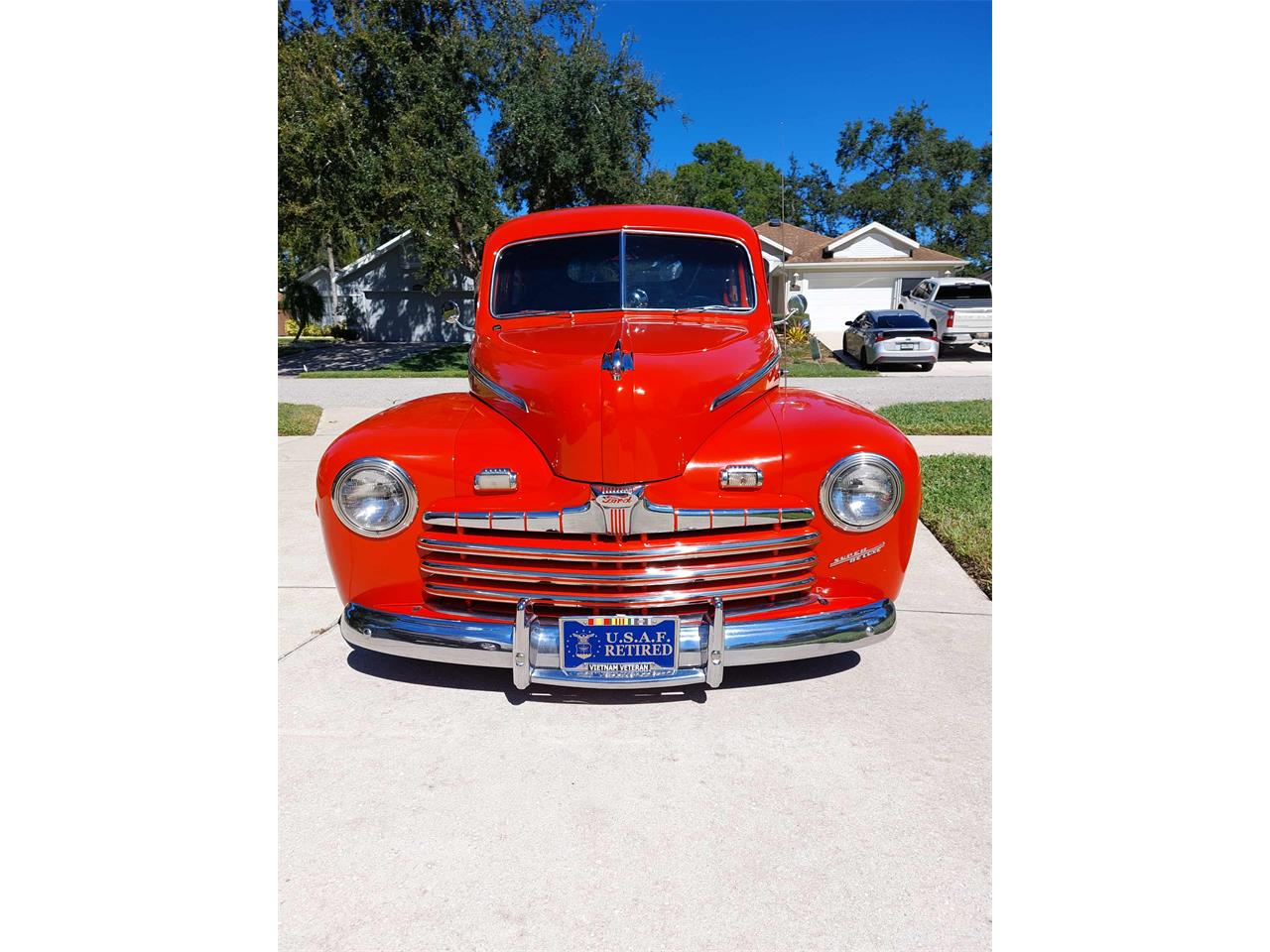 Ford-Coupe-1946-Red-Gray