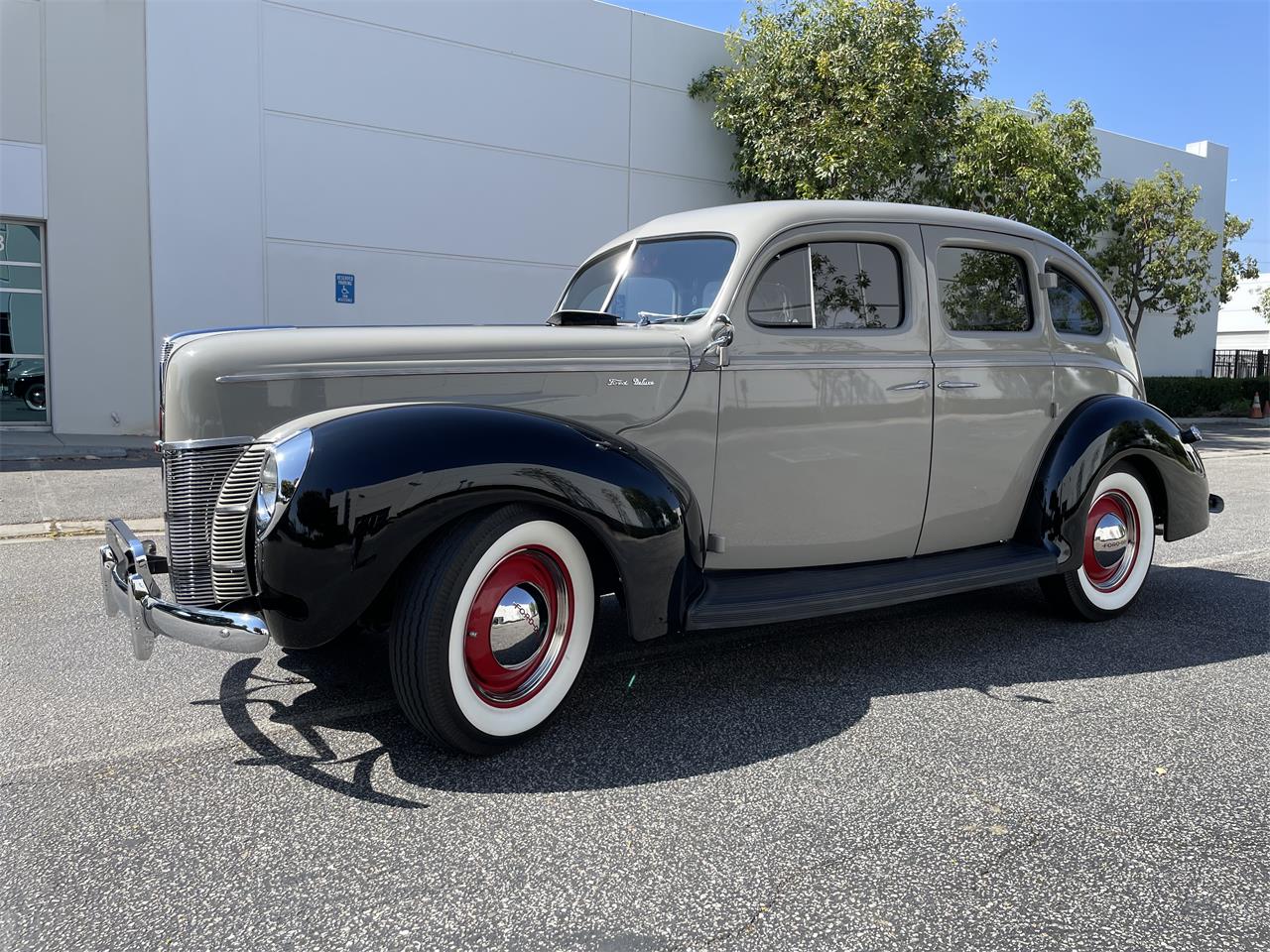Ford-Deluxe-1940-Black-amp-Gray-Gray-Black-and-Red