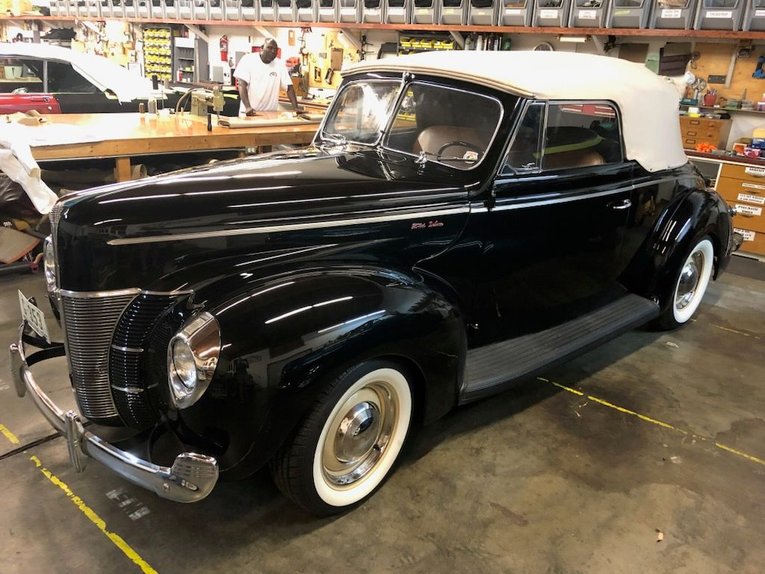 Ford-Deluxe-1940-Black-tan