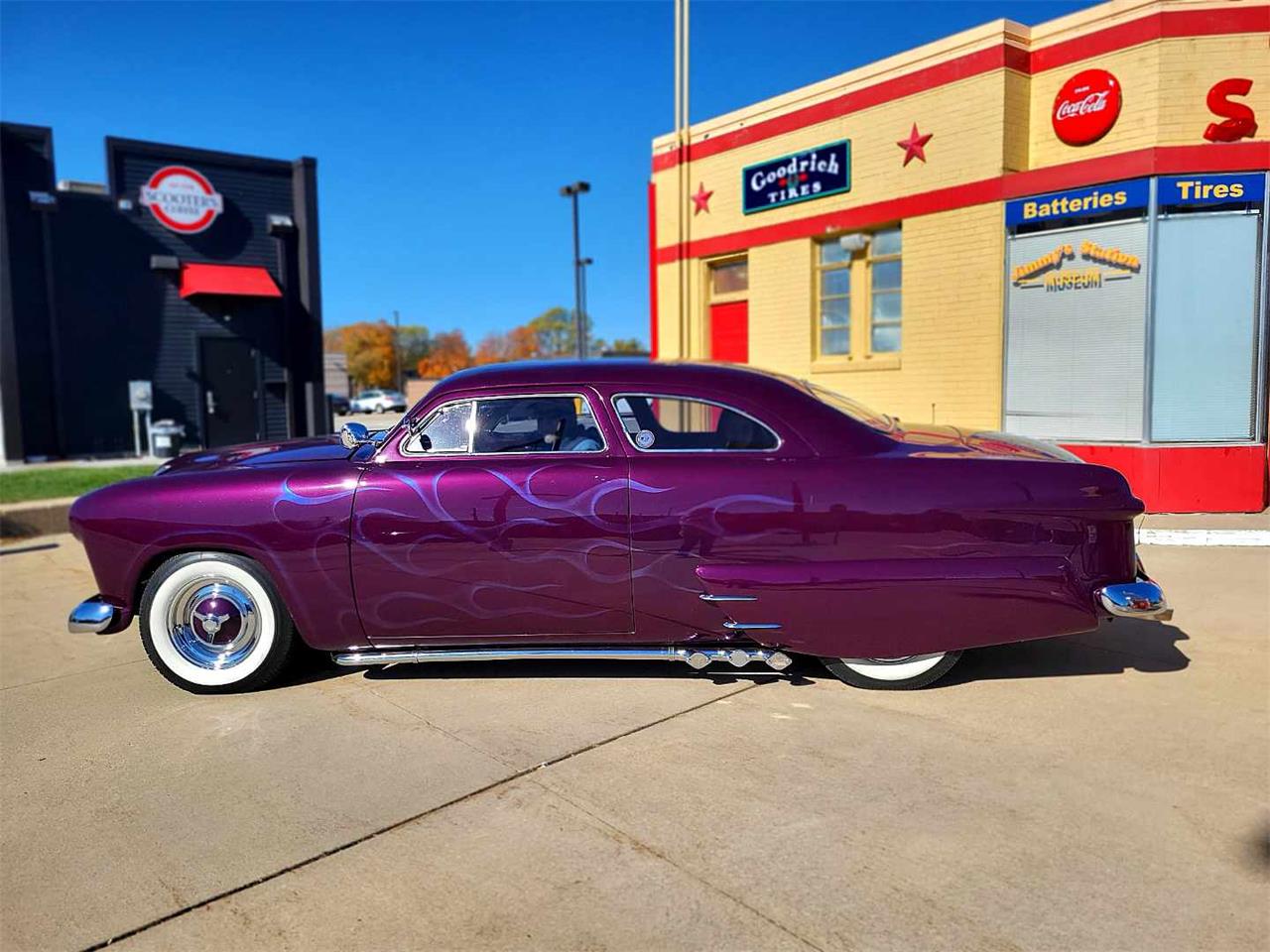 Ford-Deluxe-1949-Fantasia-Fantasia-and-white