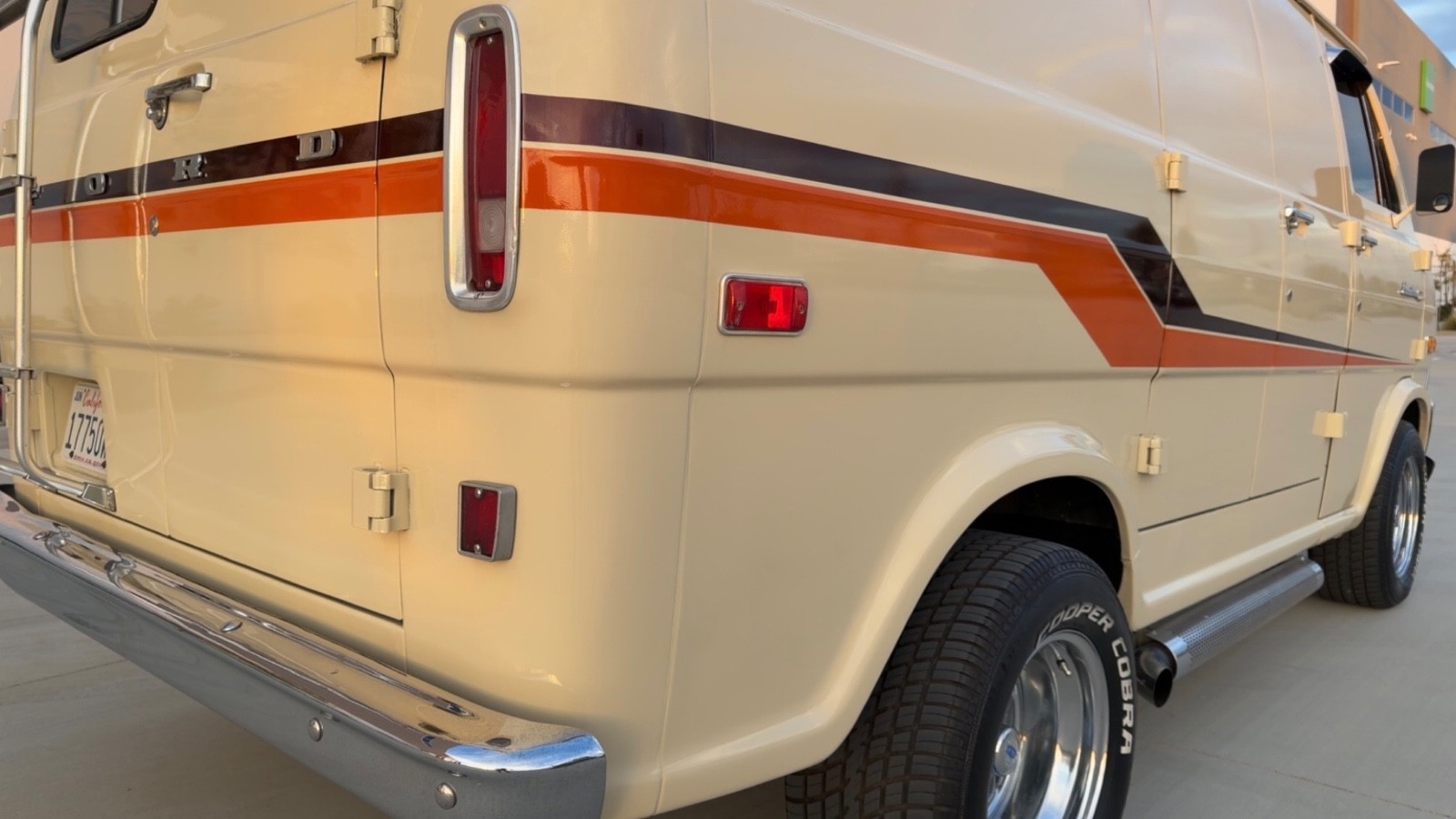 Ford-E-Series-Van-1973-Minivan-10