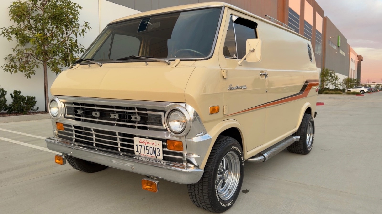 Ford-E-Series-Van-1973-Minivan-11