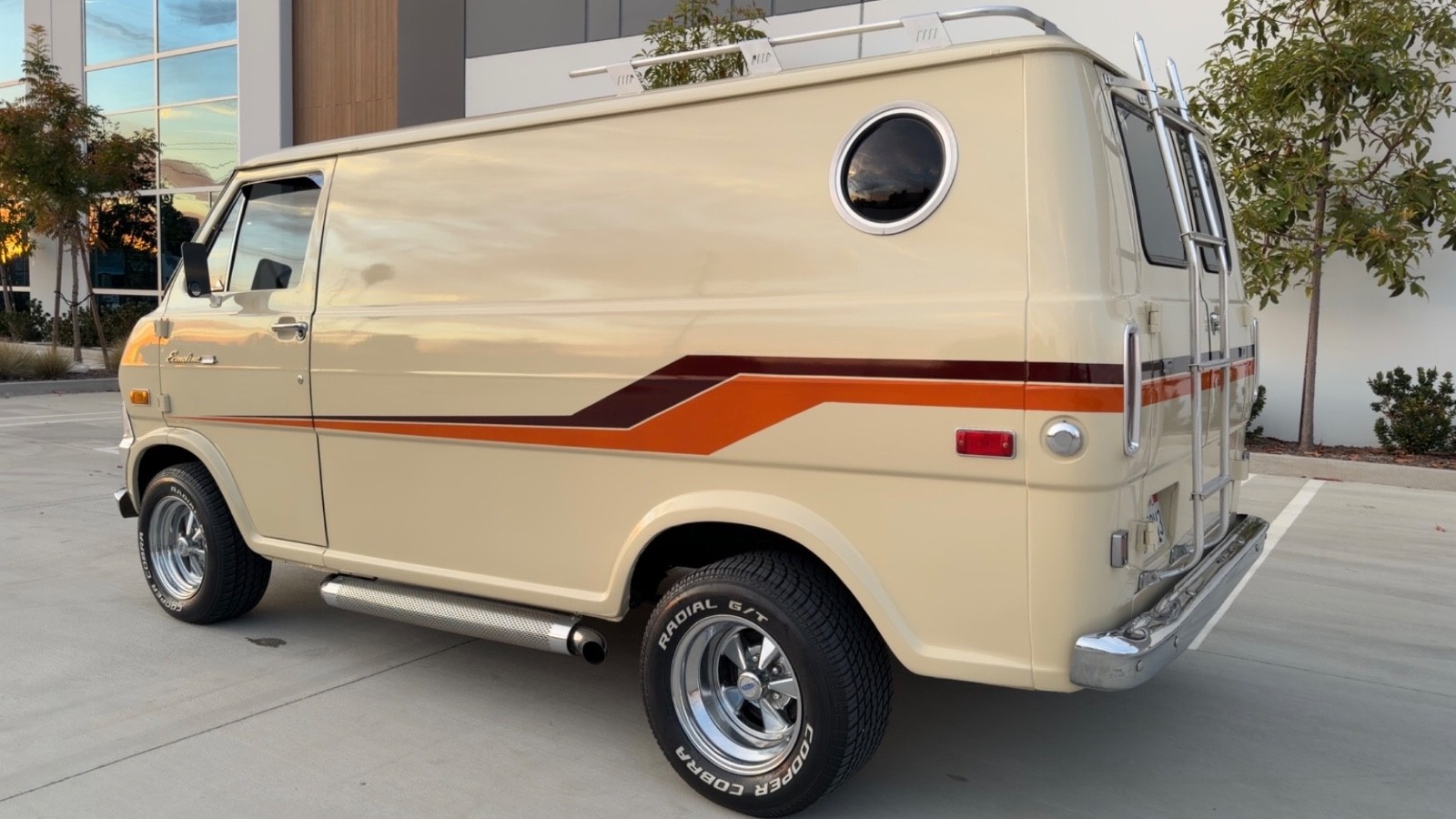 Ford-E-Series-Van-1973-Minivan-16