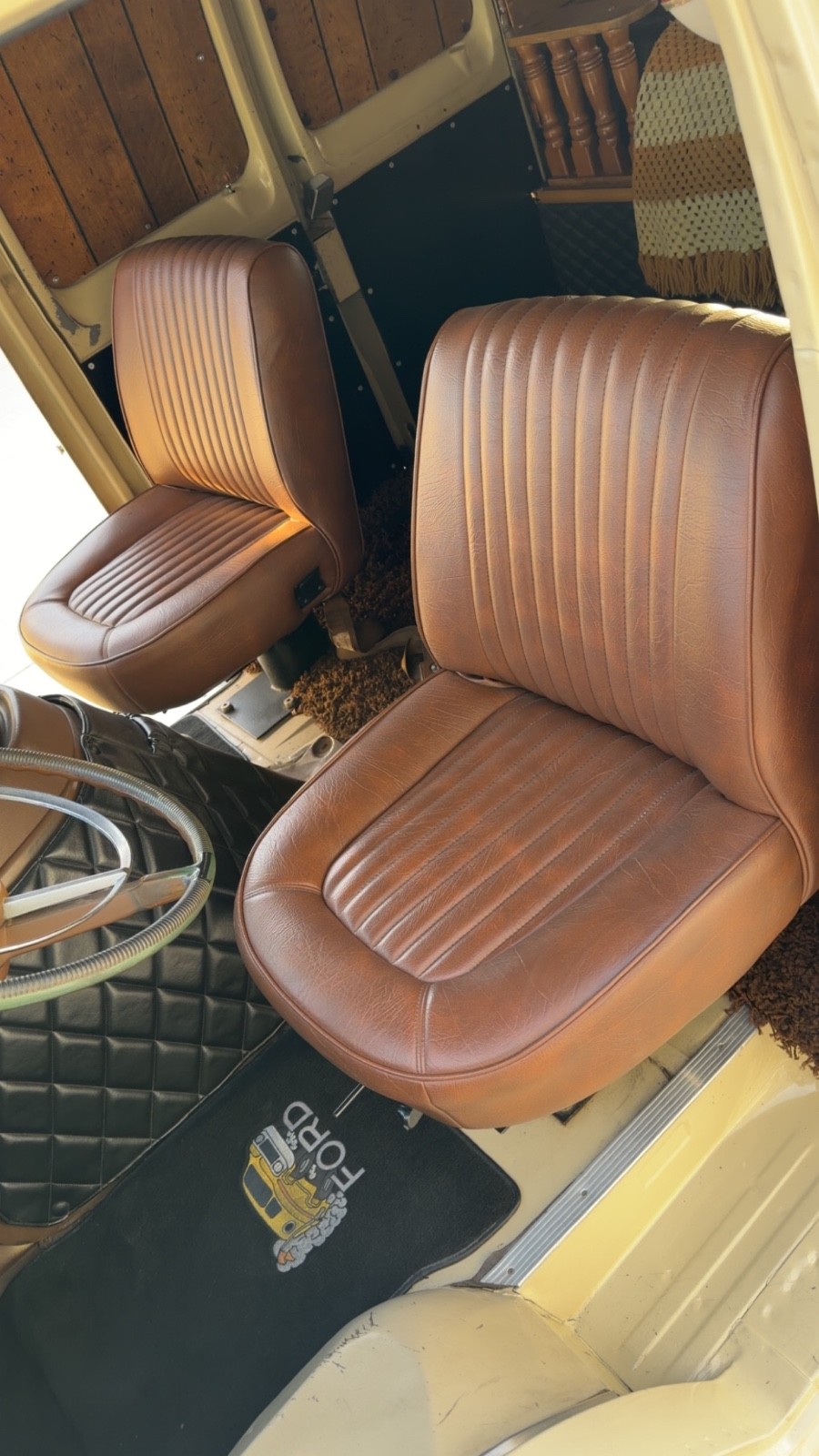 Ford-E-Series-Van-1973-Minivan-22