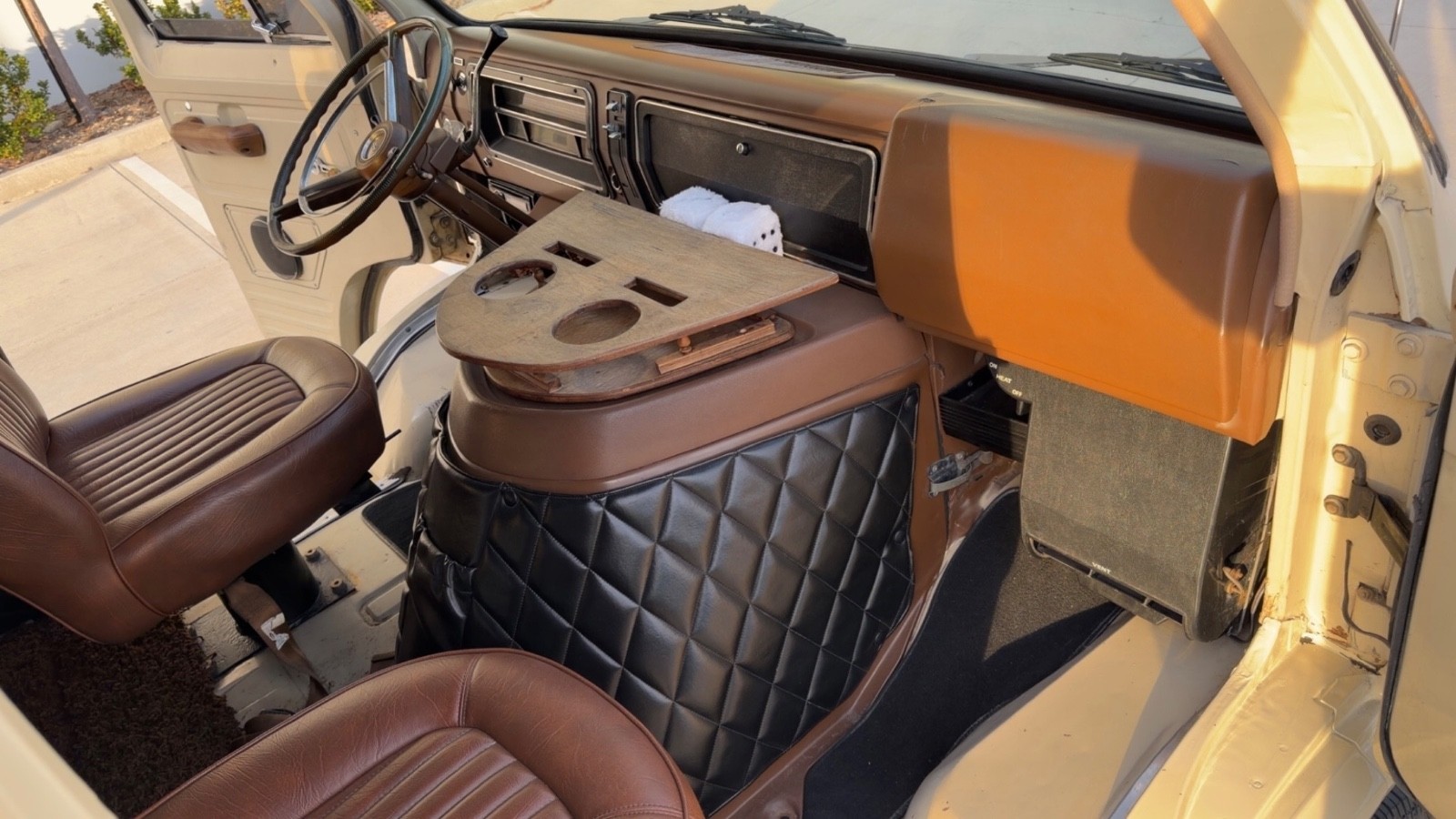 Ford-E-Series-Van-1973-Minivan-24