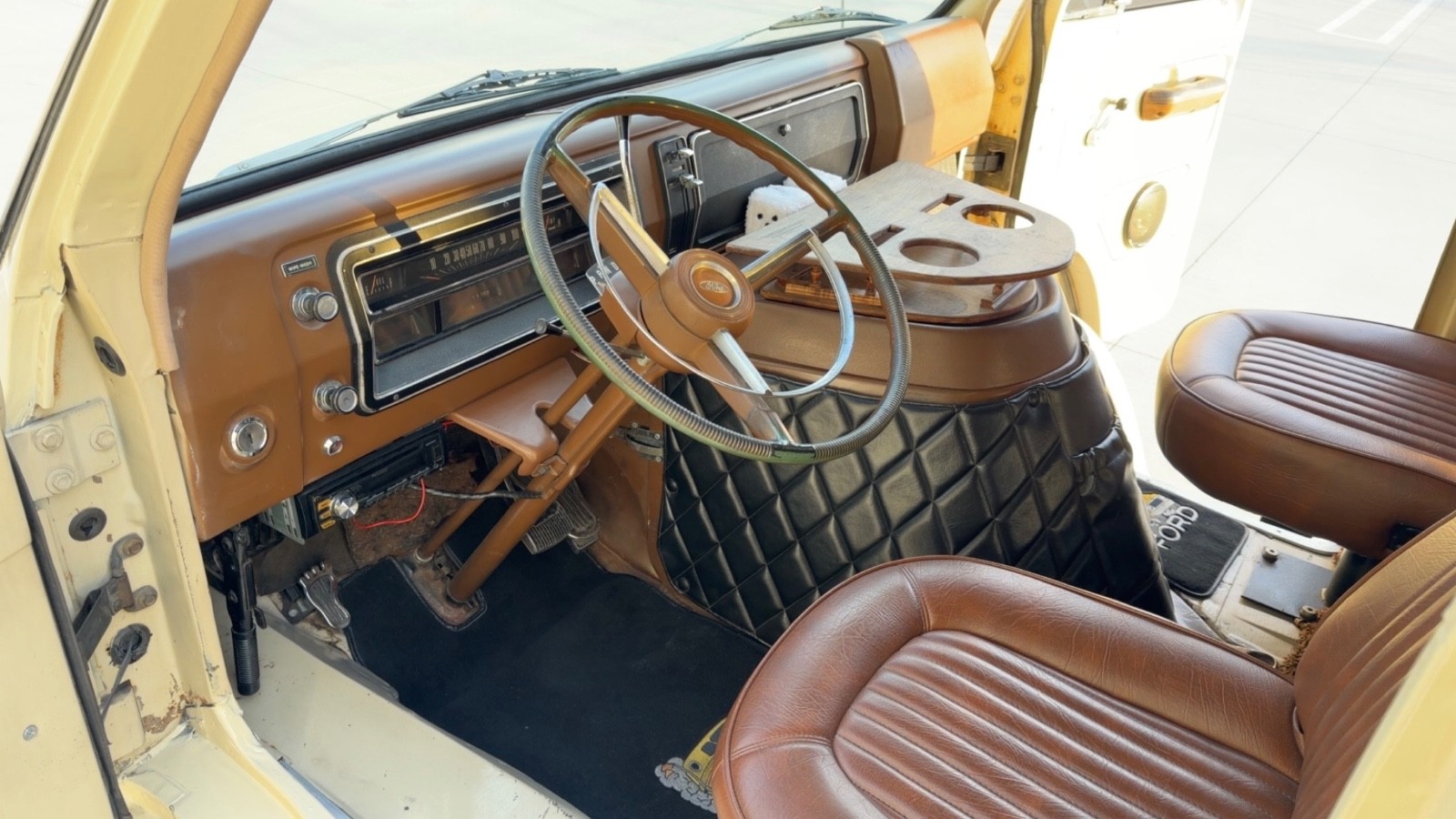 Ford-E-Series-Van-1973-Minivan-25