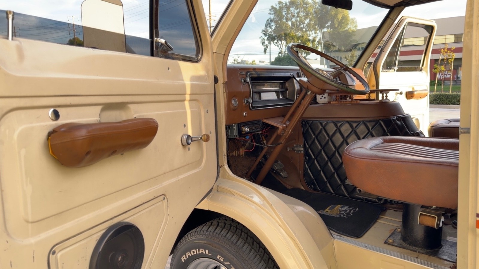 Ford-E-Series-Van-1973-Minivan-27