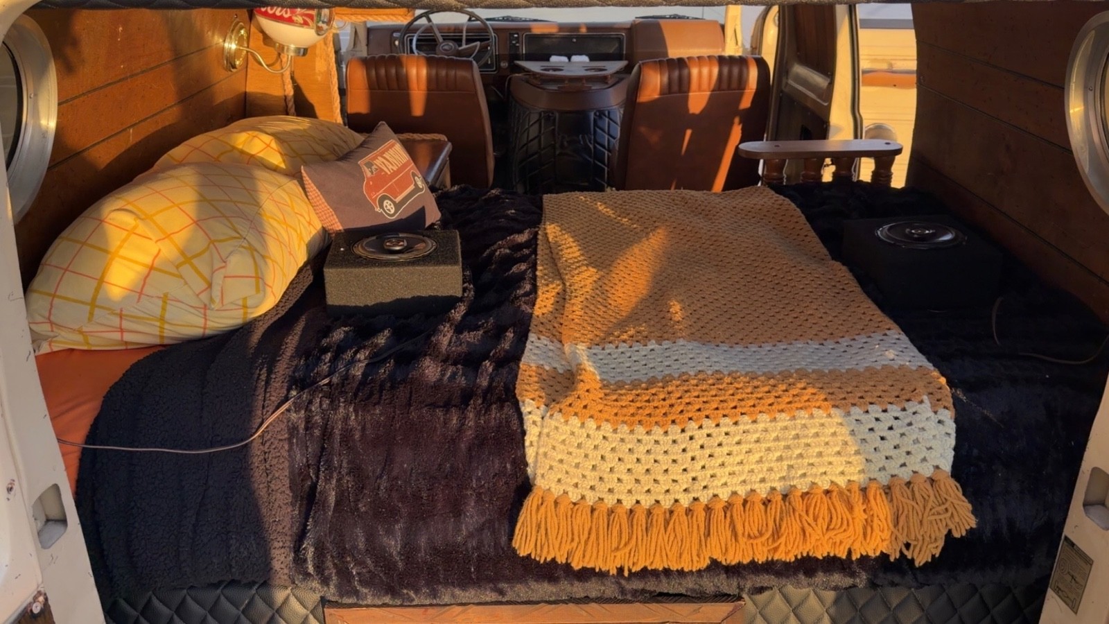 Ford-E-Series-Van-1973-Minivan-30