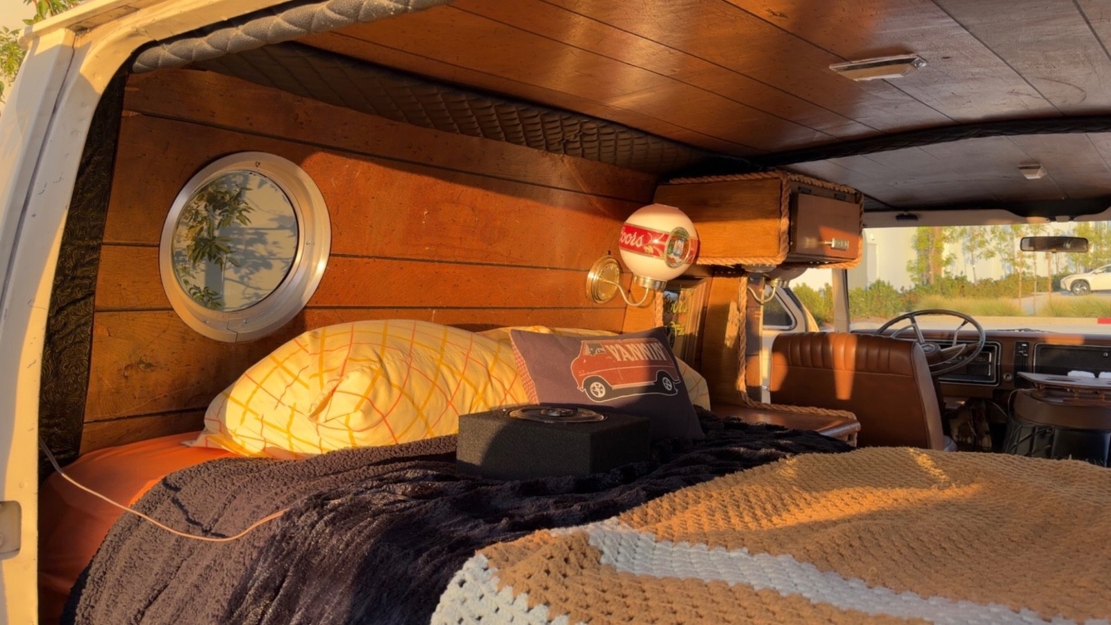 Ford-E-Series-Van-1973-Minivan-31