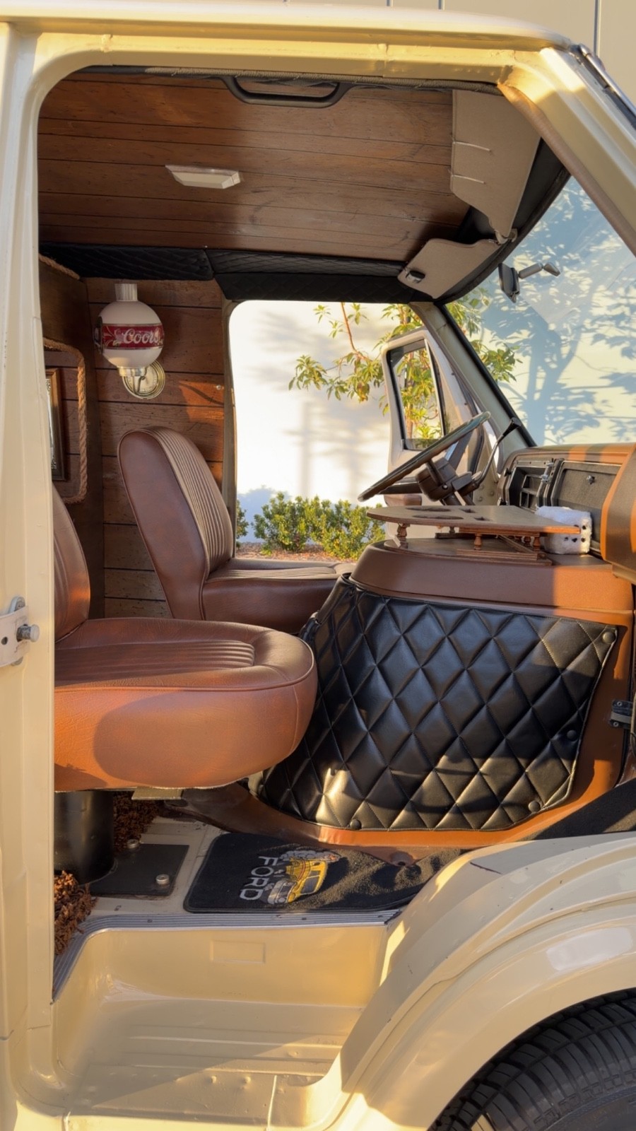 Ford-E-Series-Van-1973-Minivan-36