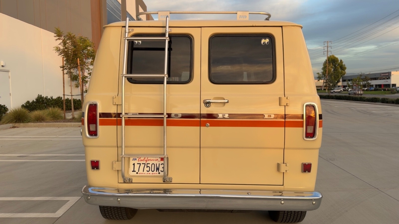 Ford-E-Series-Van-1973-Minivan-37