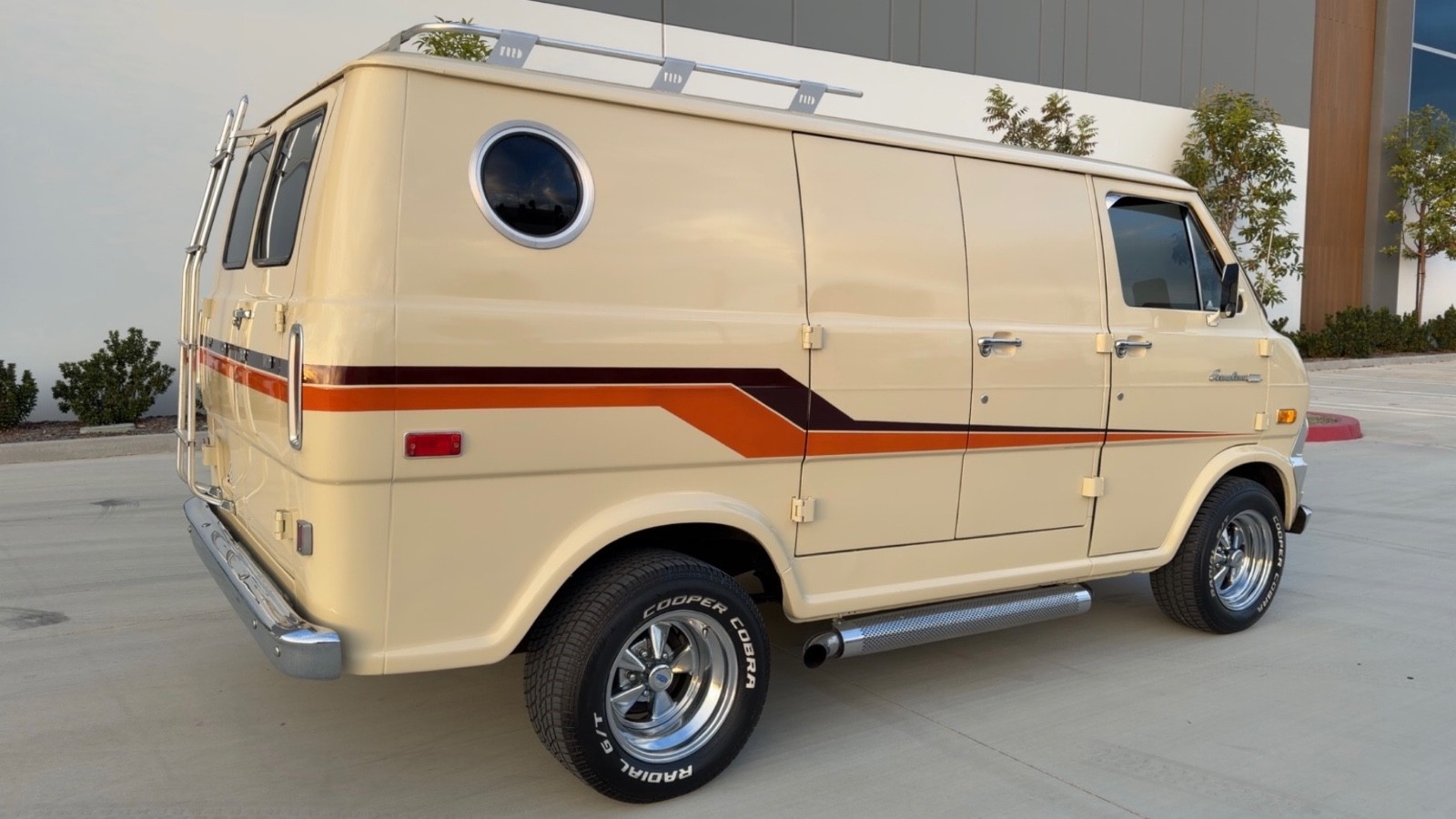 Ford-E-Series-Van-1973-Minivan-5