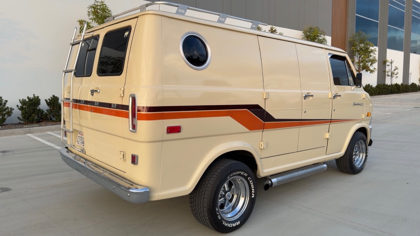 Ford-E-Series-Van-1973-Minivan-6