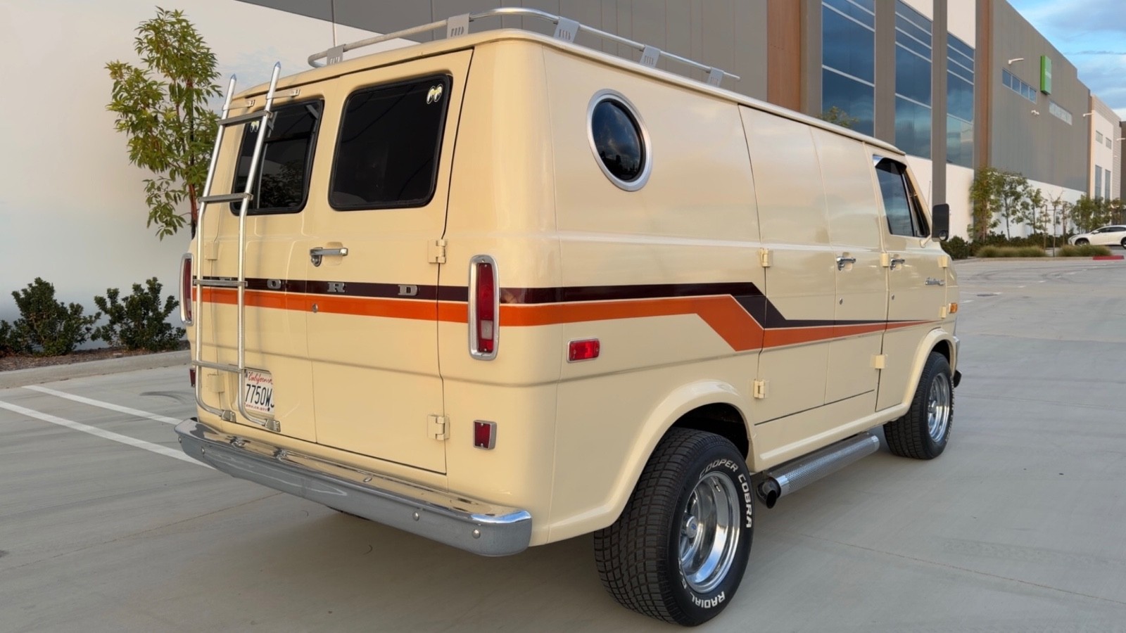 Ford-E-Series-Van-1973-Minivan-7