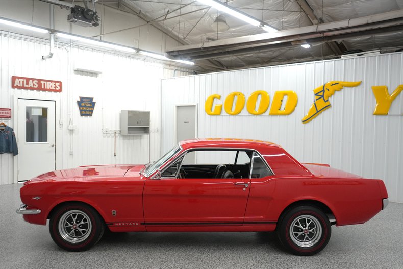 Ford-Mustang-1965-Red-Black-17
