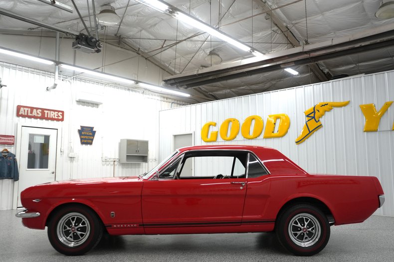 Ford-Mustang-1965-Red-Black-21