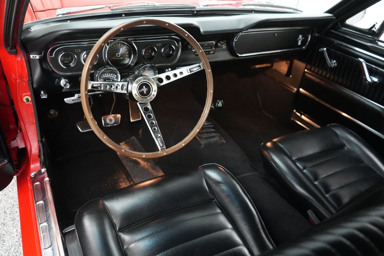 Ford-Mustang-1965-Red-Black-4