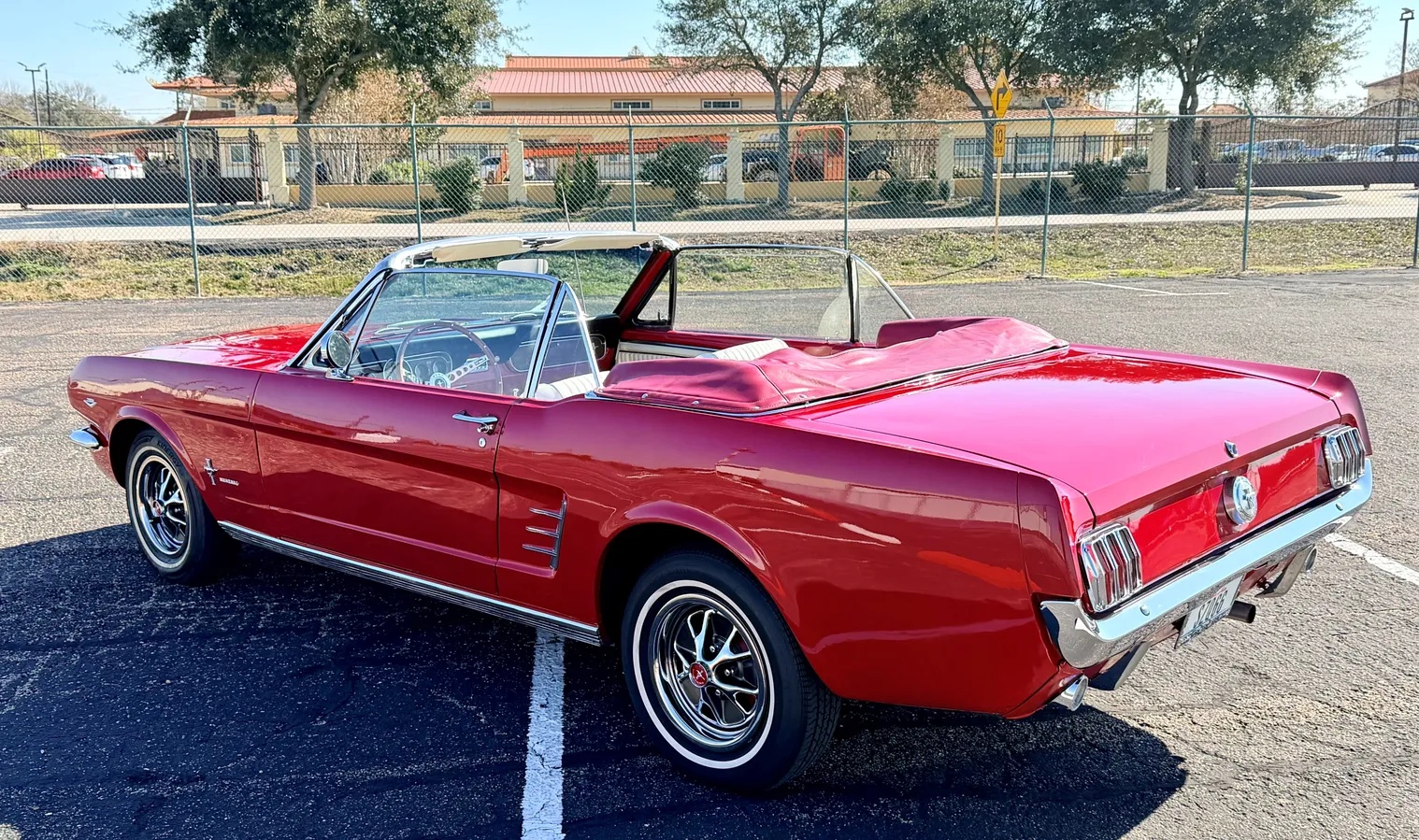 Ford-Mustang-1966-Candy-Apple-Red-Factory-Correct-White-Recently-Reupholstered