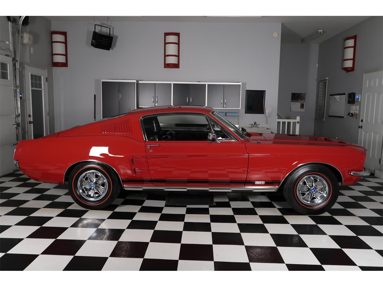 Ford-Mustang-1967-Candy-Apple-Red-Black