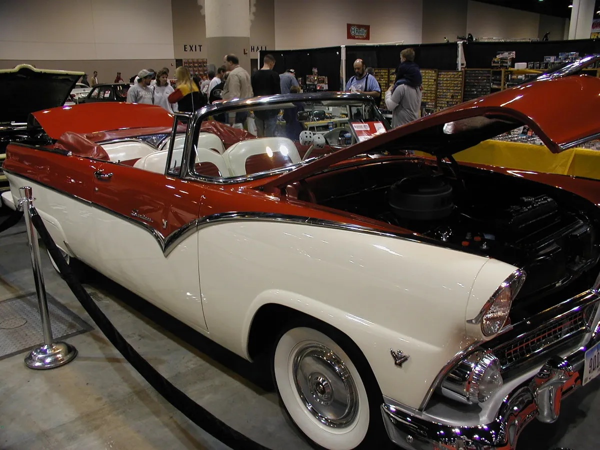 Ford-Sunliner-1955-Red-And-While-Red-And-White
