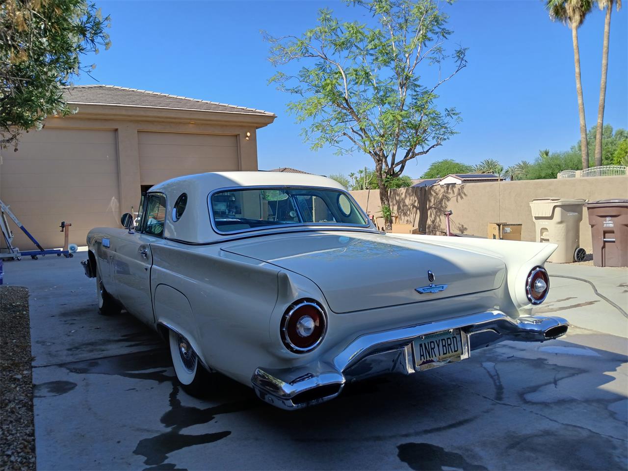Ford-Thunderbird-1957-colonial-white-blackwhite