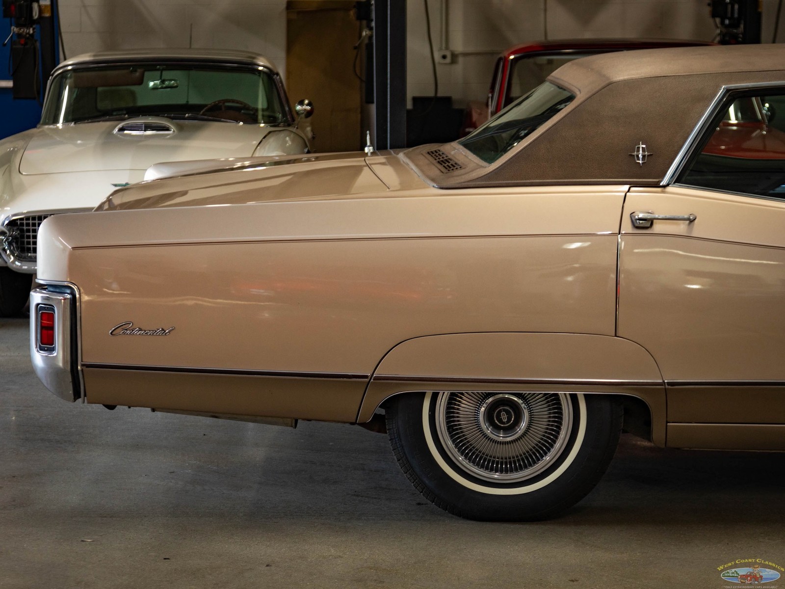 Lincoln-Continental-1970-4-Door-Sedan-1