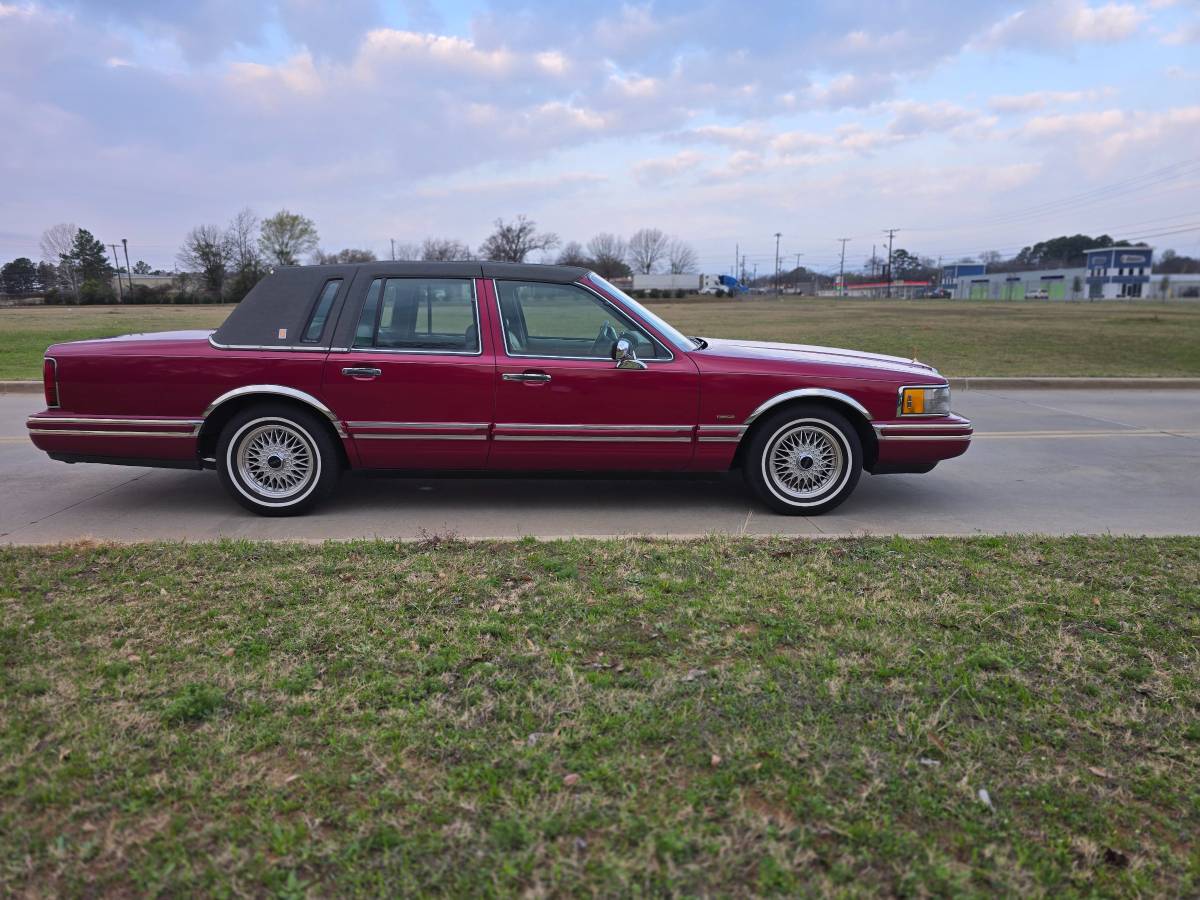 Lincoln-Town-car-1994