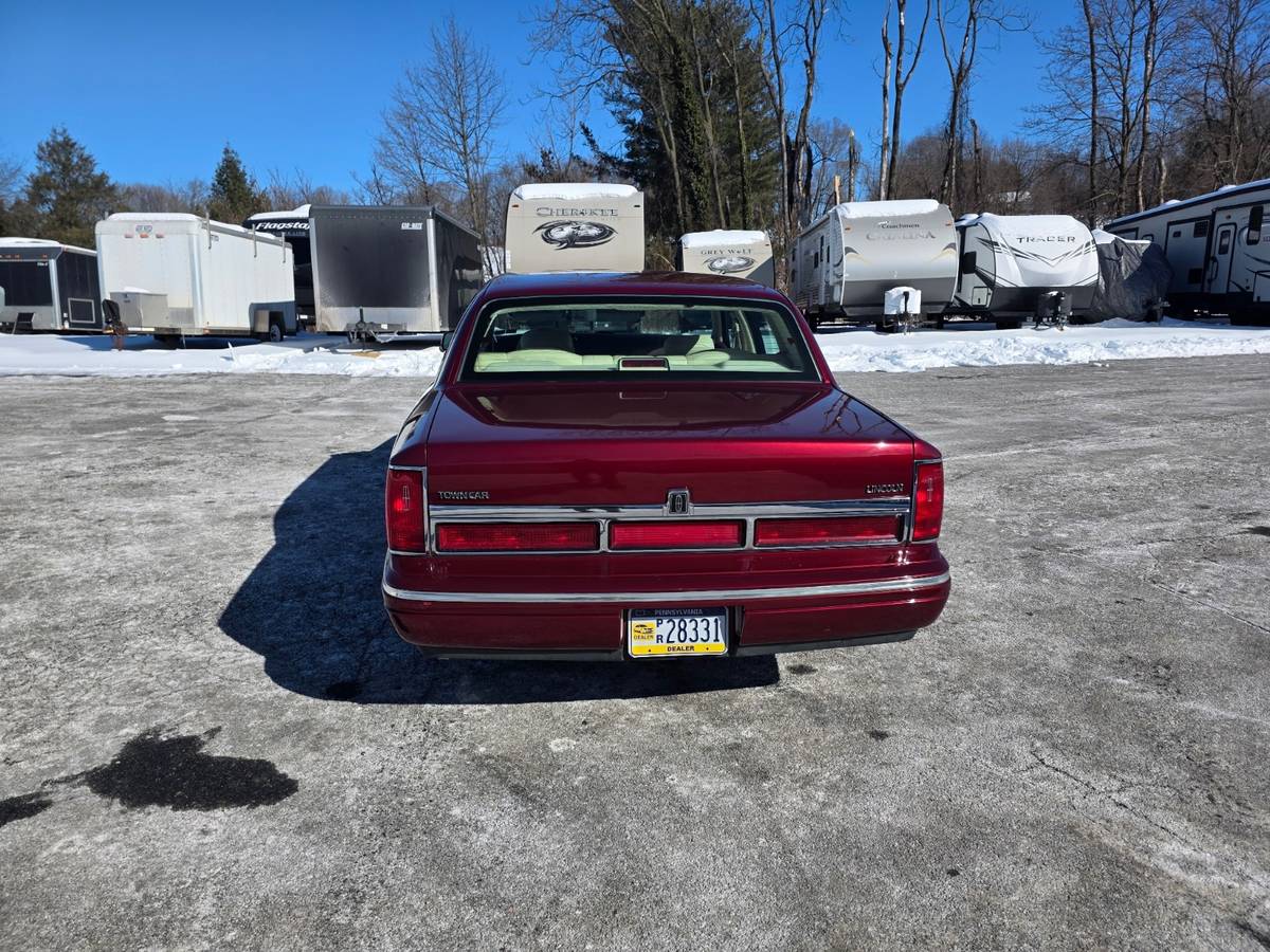 Lincoln-Town-car-signature-1996-red