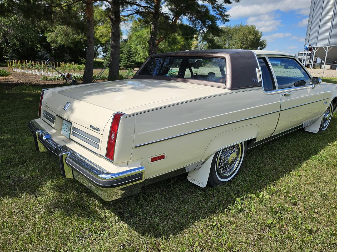 Oldsmobile-98-regency-1983-Beige-Cream-Chocolate