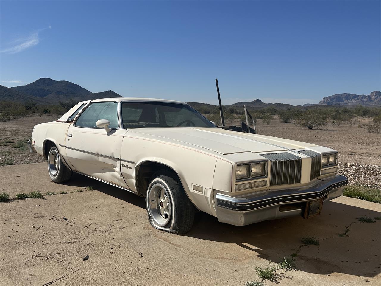 Oldsmobile-Cutlass-1977-WHITE-RED