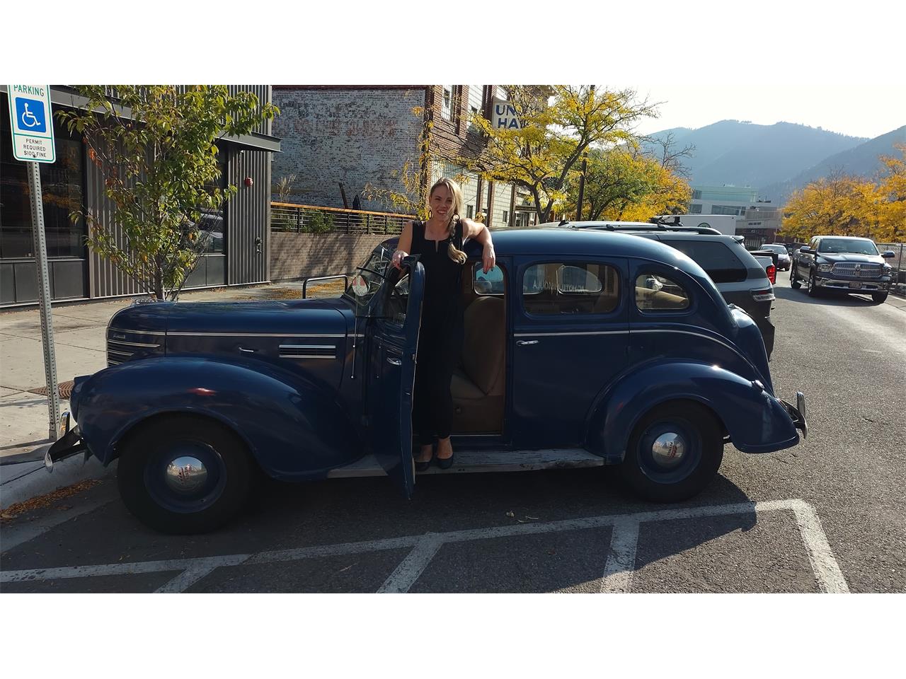Plymouth-4-dr-sedan-1939-Blue-Tan