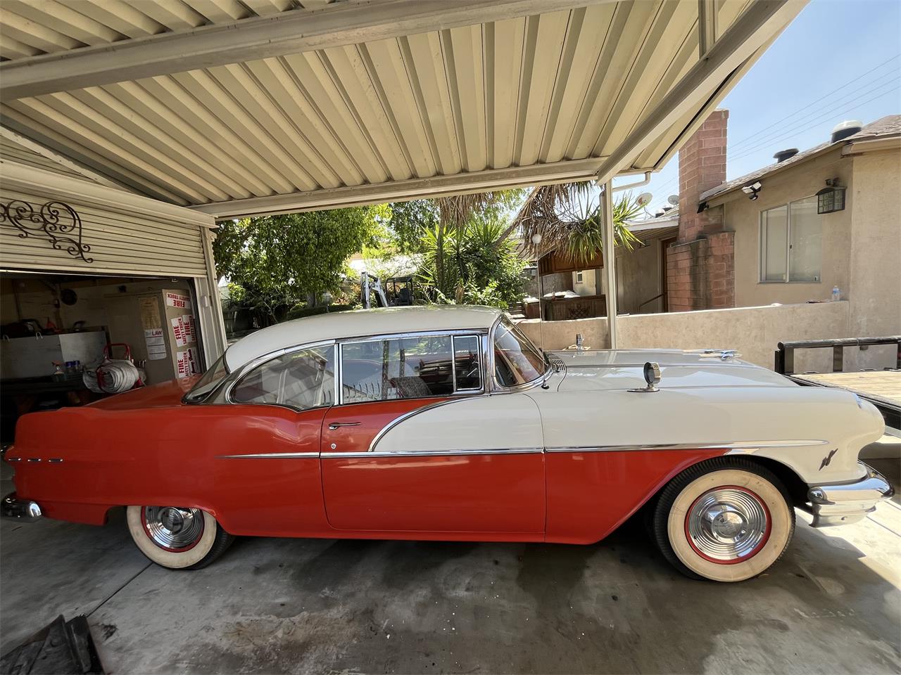 Pontiac-Chieftain-1956-Red-and-white-Black-and-red