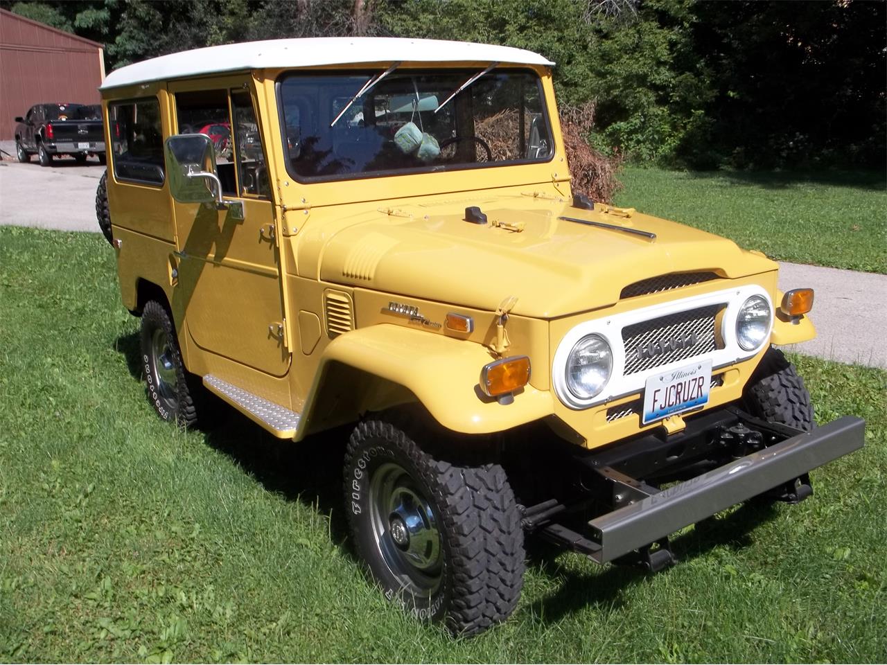 Toyota-Fj-cruiser-1971-Sunrise-Yellow-Dark-Gray