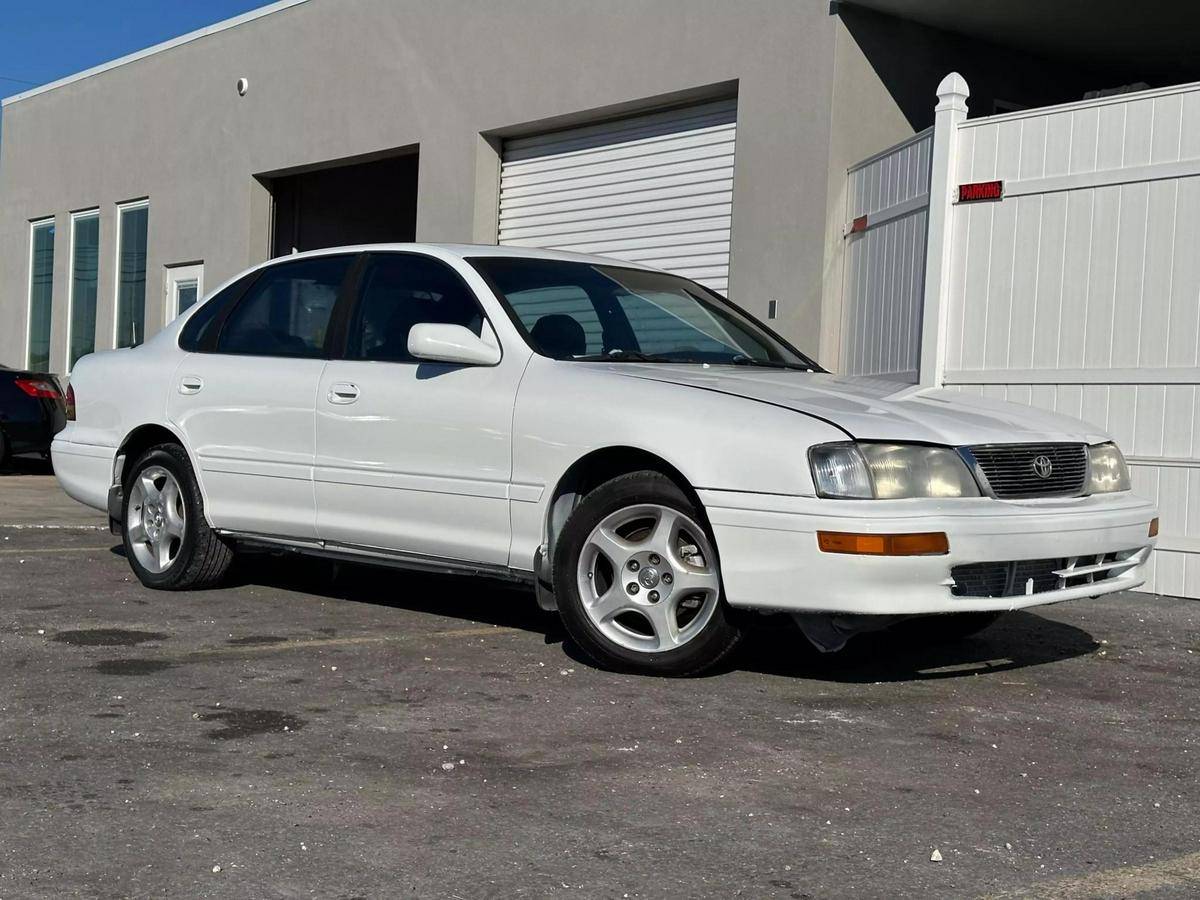 Toyota-avalon-1996-white