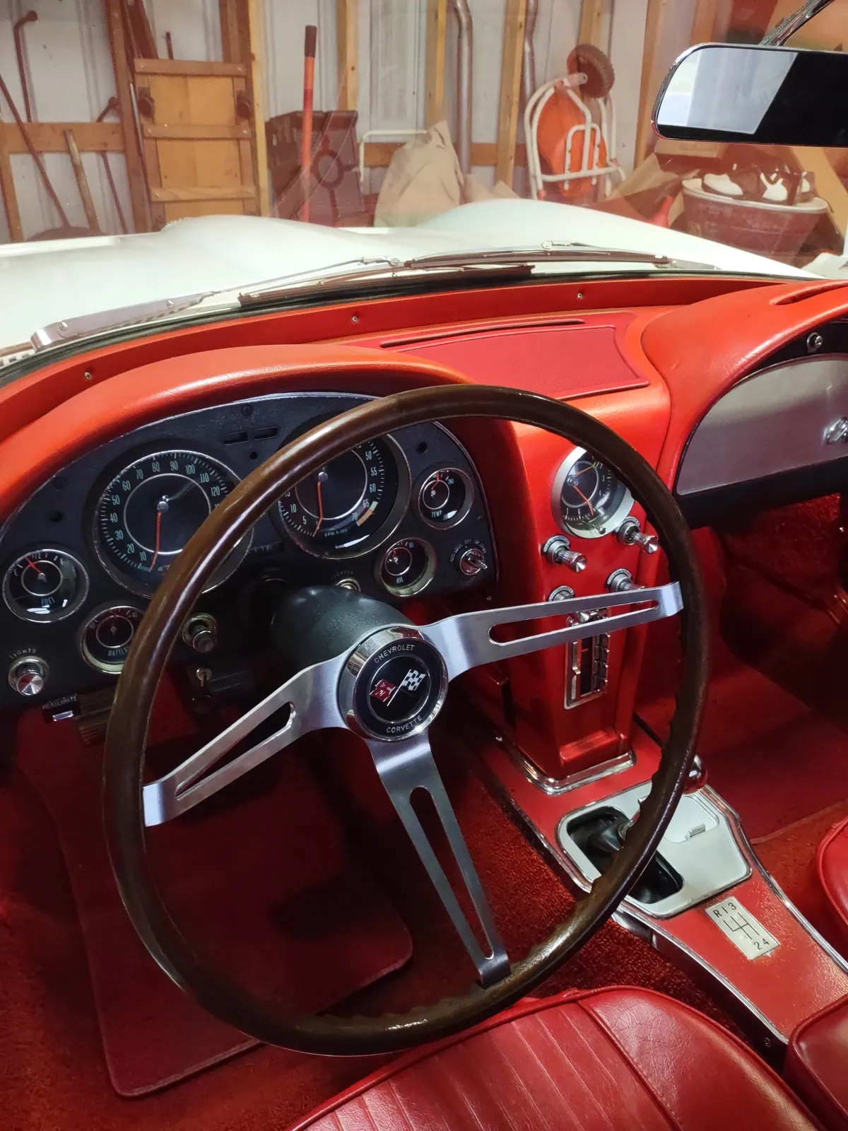 Chevrolet-Corvette-1964-Ermine-White-Red