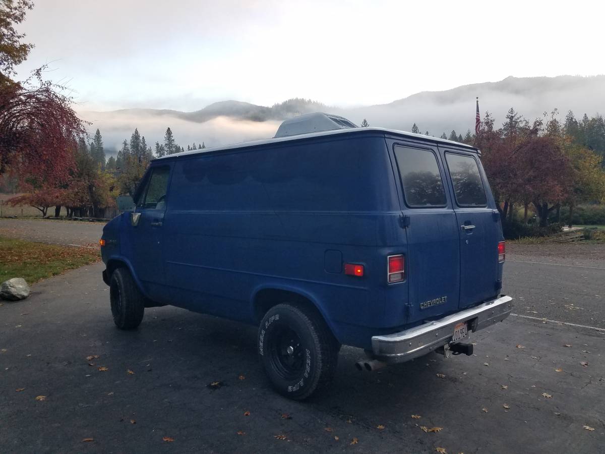 Chevrolet-G20-van-diesel-1984-blue