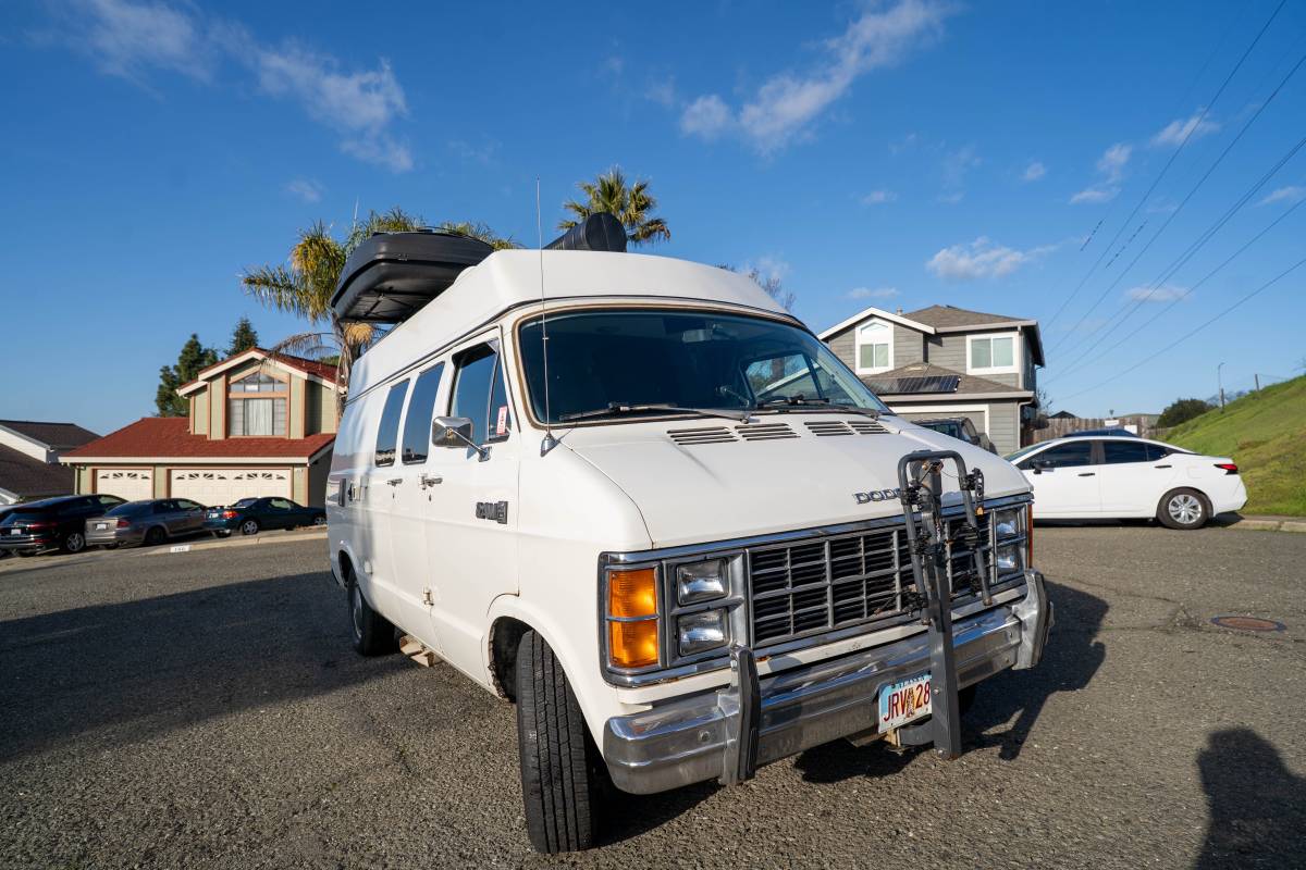 Dodge-B150-van-1983-white
