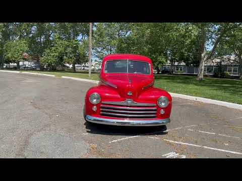 Ford-4-dr-sedan-1947-Red-Grey
